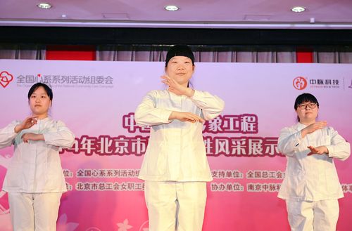 医务人员现场带领女职工做乳腺健康保健操