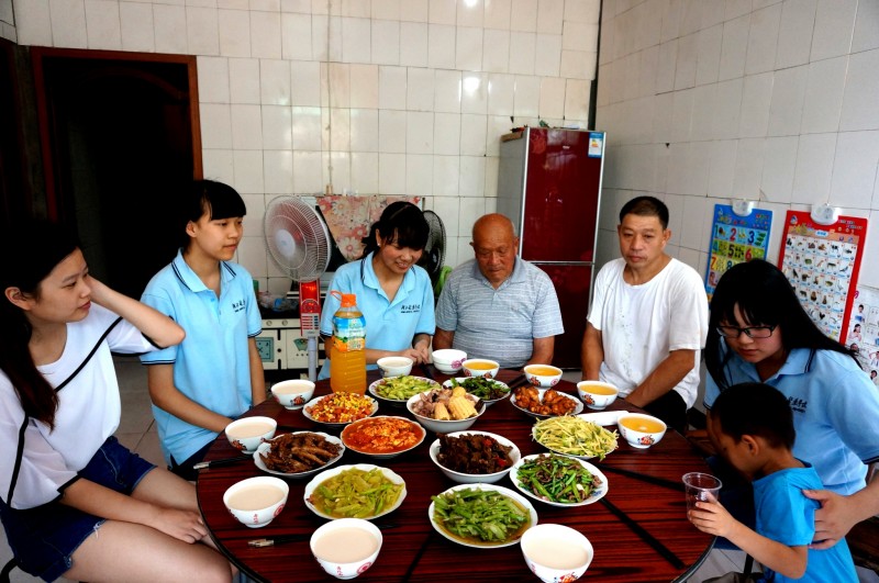 图二：队员们为孙明文老人做的满满一桌饭菜  摄影：吴敏