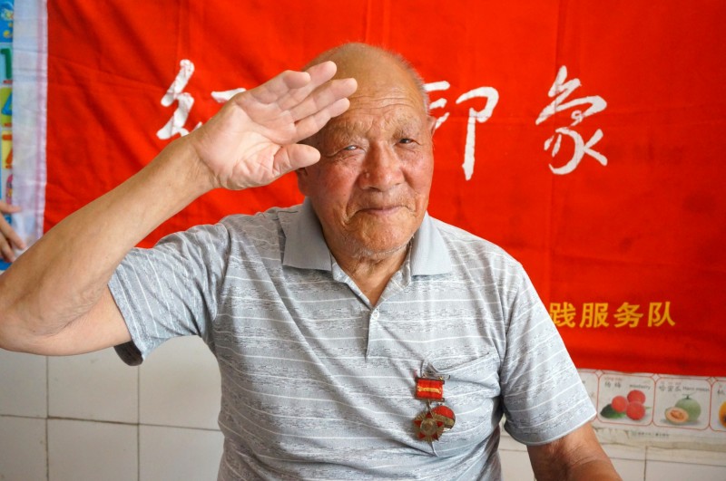 图四：孙明文老人行军礼留影  摄影：吴敏
