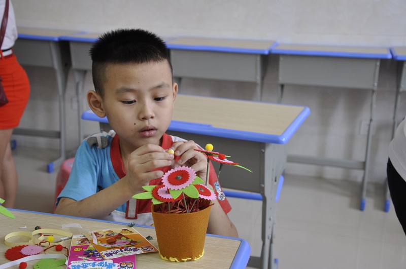 图片二：学生认真制作手工花