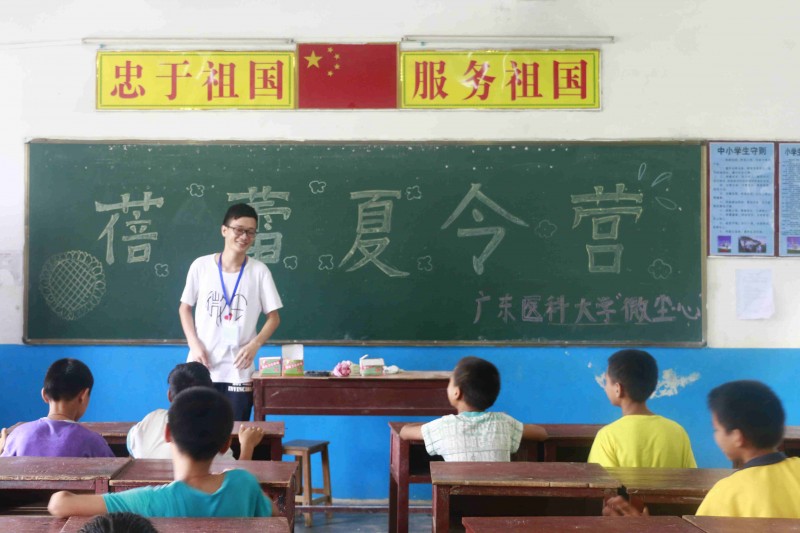 队长钟铜春热情地给孩子们介绍“微尘•心”。（魏与 摄）