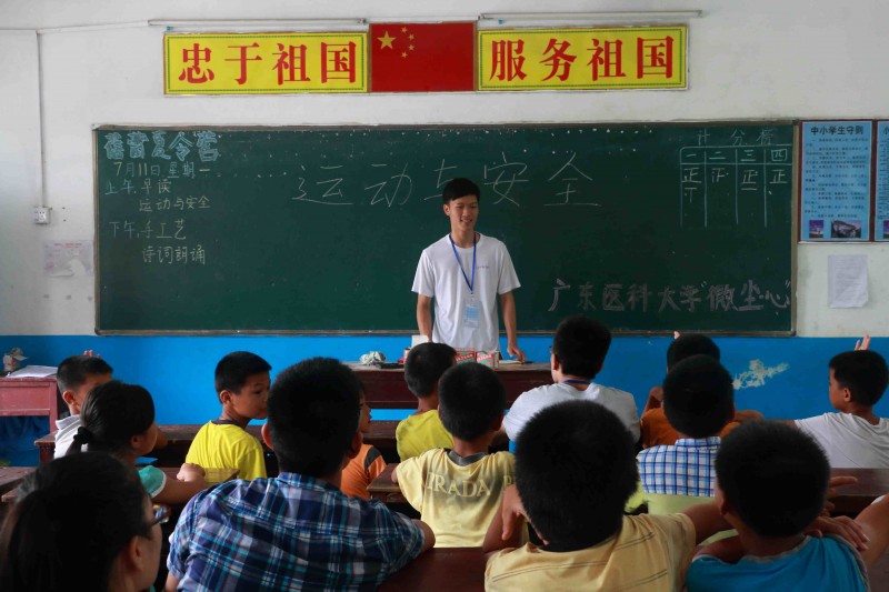 教员王国伟在讲台上为孩子们讲运动时的注意事项(魏与 摄)_副本