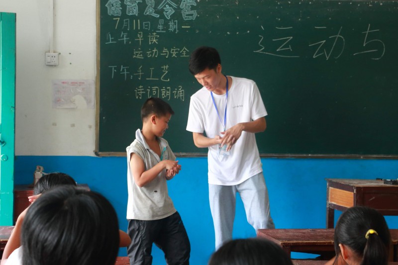 孩子们在认真学习热身动作。(魏与 摄)