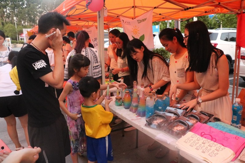 小孩子们围着摊位