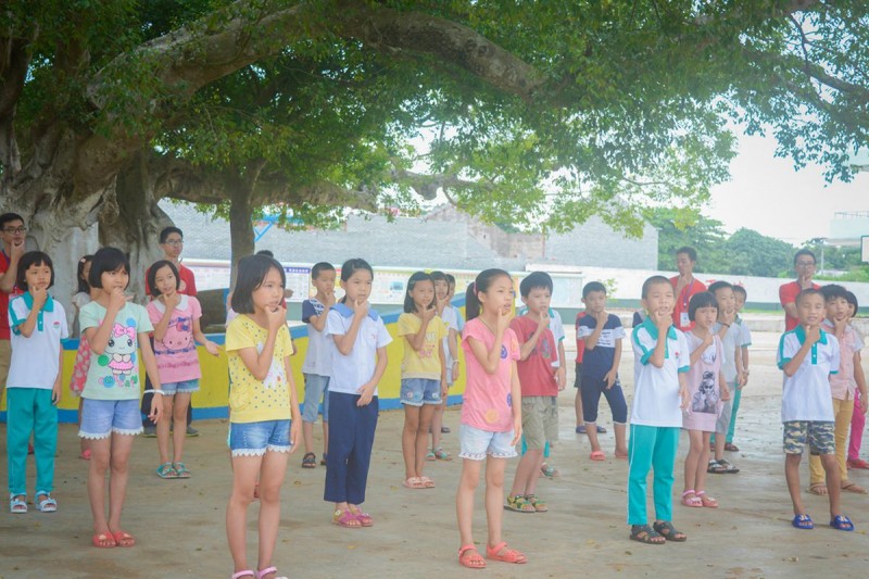 孩子们跟着队员勤学手语（曾巍摄）