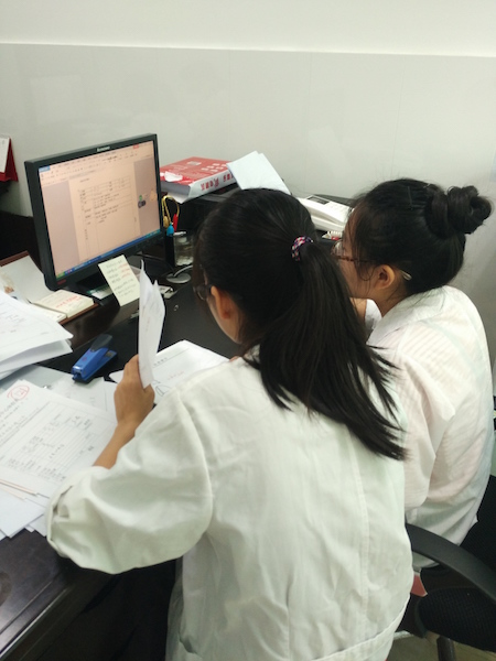 07队员协助社区进行数据录入并建档 中国青年网通讯员 方贾栩提供