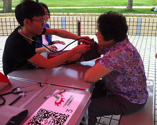 配图2志愿者为居民测血压