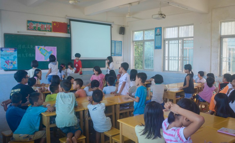 小朋友们在回答问题中。 曾巍 摄