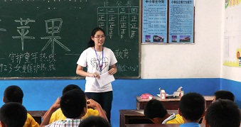 配图2：队员袁坤儿在给孩子们上性教育课堂。 通讯员魏与 摄影1