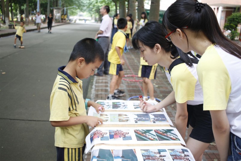 03华师社区儿童节游园会图书募捐现场