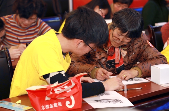 认真雕刻的青春伴夕阳志愿者和老人