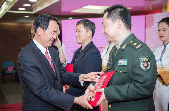 中华慈善总会常务副会长王树峰为解放军第四军医大学口腔医院种植科马威医生颁发证书