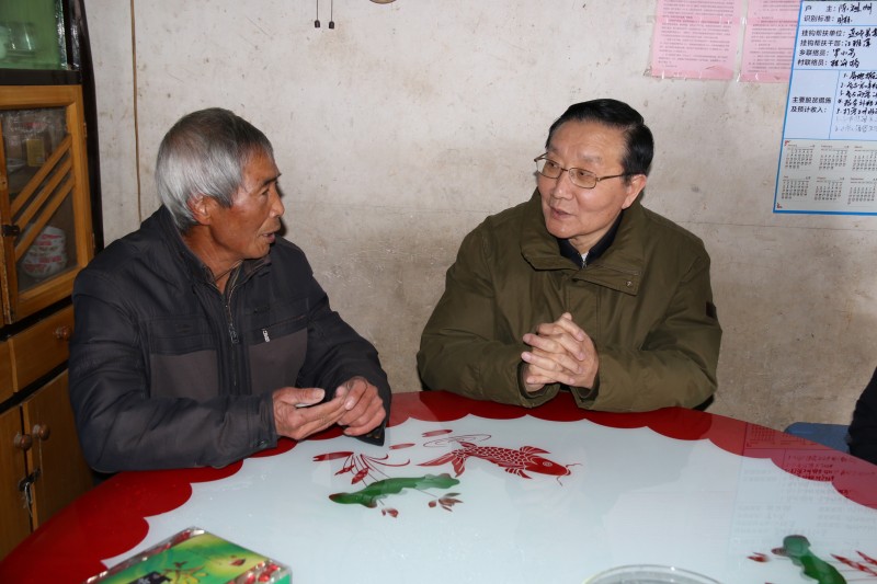 中华慈善总会会长李本公与龙岩市连城县揭乐乡官峰村困难群众陈祖民一起交谈（新华网记者郭士玉 摄）