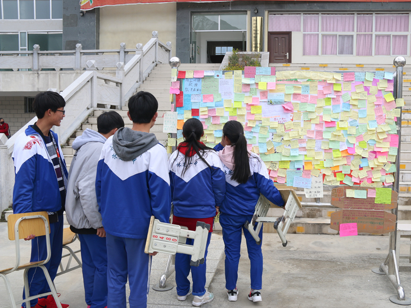 图为在祝福墙前驻足观看的高三学生
