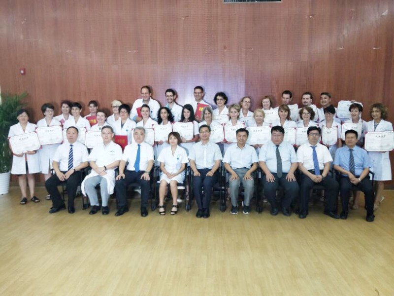 中医药管理局海外华侨华人中医药培训基地首批洋中医实习生结业合影