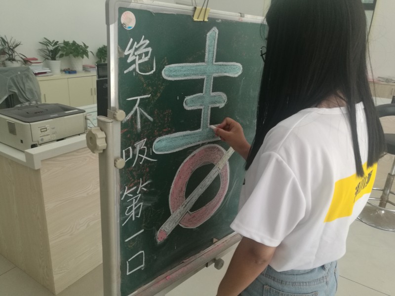 禁毒利民，与法同行实践团队在东湖家园社区出有关禁毒的黑板报