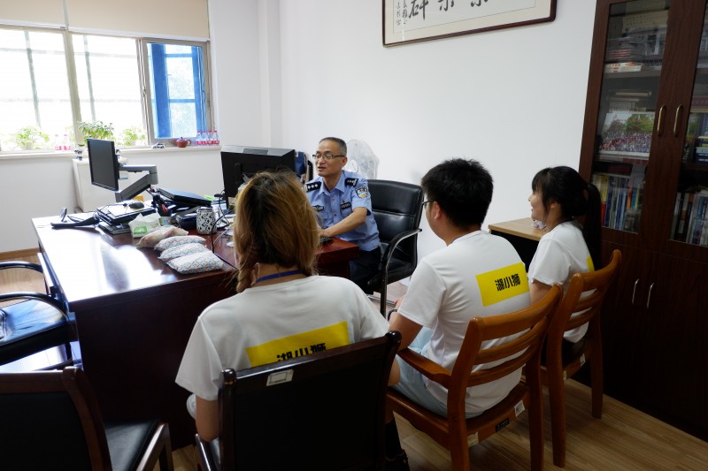 禁毒利民，与法同行暑期社会实践团队在市禁毒办对禁毒办负责人进行采访