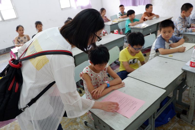 团队成员前往菱湖镇青少年宫向小朋友讲解禁毒宣传单内容