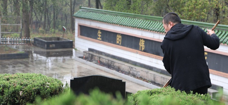        青松翠柏伴忠骨，无尽哀思悼英魂。又到一年清明时节，淅淅沥沥的小雨中，梅立新开始了一天的工作。1987年，20岁的梅立新来到南昌烈士陵园工作，成为英烈堂的管理员，一待就是32年。这里，也曾是他父亲守护了近半个世纪的地方。