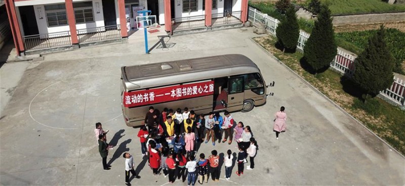        4月17日，岳西县冶溪镇白沙小学学生在领取爱心图书（无人机拍摄）。当日，安徽向日葵公益助学服务中心联合合肥市少年儿童图书馆开展“流动的书香——一本图书的爱心之旅”活动，为安徽省岳西县冶溪镇白沙小学的学生们捐赠600多册图书，并设立“汽车图书馆”，为山区学生提供阅读便利。