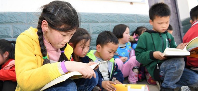        4月17日，岳西县冶溪镇白沙小学学生领取爱心图书后阅读。当日，安徽向日葵公益助学服务中心联合合肥市少年儿童图书馆开展“流动的书香——一本图书的爱心之旅”活动，为安徽省岳西县冶溪镇白沙小学的学生们捐赠600多册图书，并设立“汽车图书馆”，为山区学生提供阅读便利。