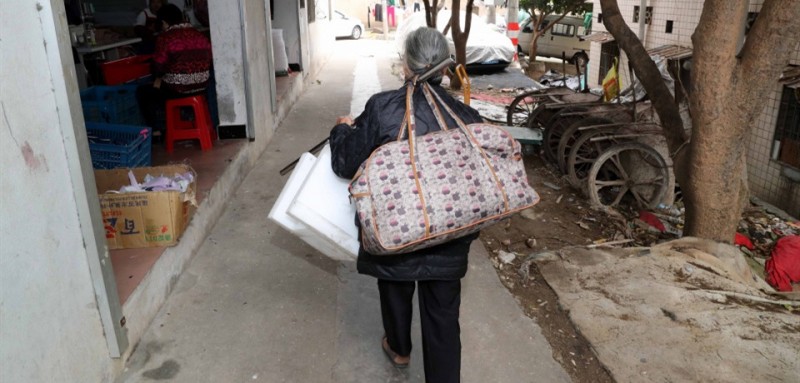 李秋花舍不得坐公交，她每天扛着两大包的货品，从蔡塘步行一个小时到瑞景天桥，从早上8点摆摊到晚上10点收摊。担心老人腿脚不便，王媛媛给老人办了公交卡，可李秋花觉得公交无法直达，舍不得花钱，还是坚持走路。