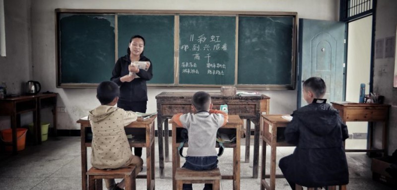 一间教室，一个老师，三个学生，语文、数学、音乐、体育……全是查老师一个人教。