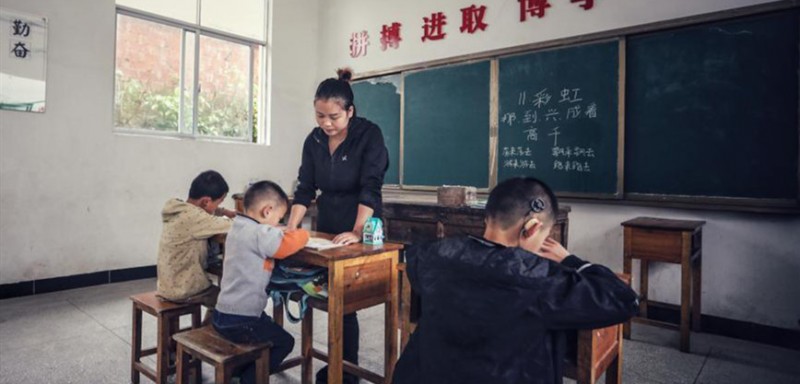 查老师在上课。
