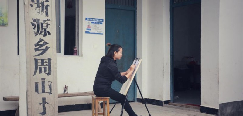 查老师在练习画画。