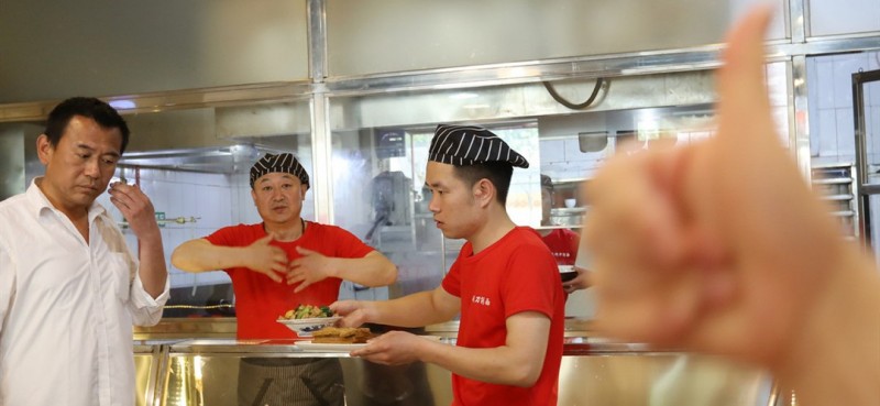 员工用手语传递点餐信息。