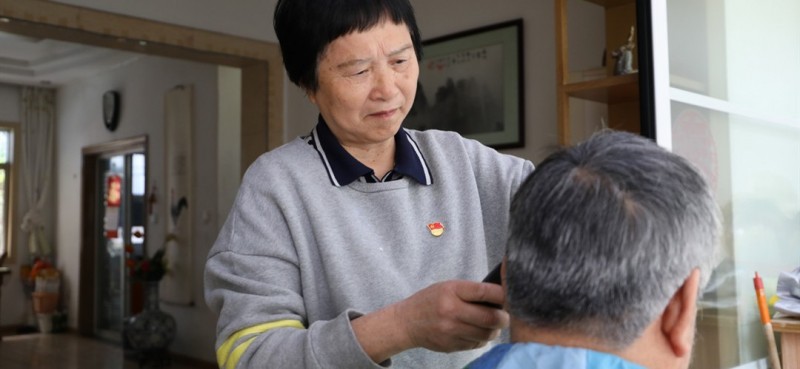 68岁的邹勤敏，家住江西南昌青山湖区。2001年退休后，她就为小区居民义务理发，18年来，随叫随到，分文不取。邹勤敏成了小区里受人称赞的“好人”“好党员”。