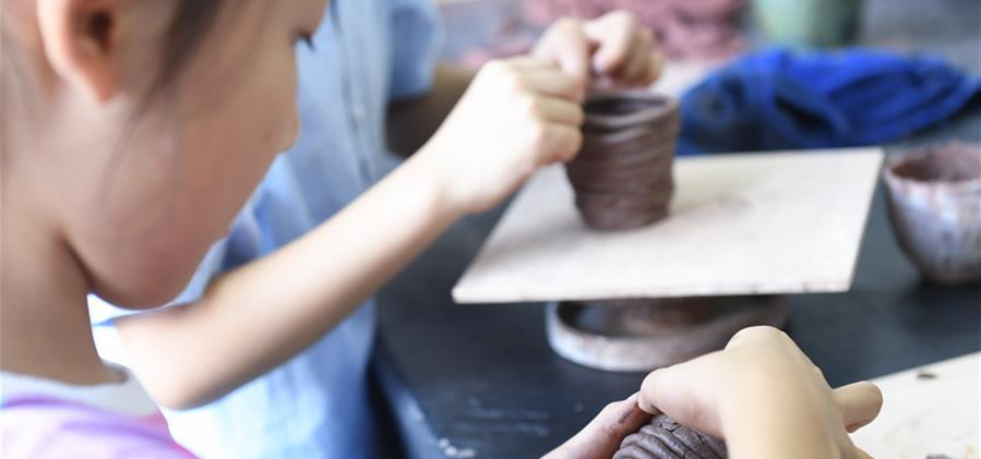         8月6日，孩子们在吴兴区青少年活动中心参加陶艺制作课。