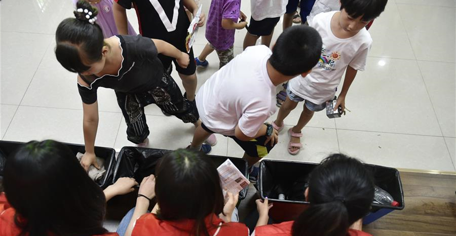        8月24日，社区志愿者和小朋友在馨语社区活动室内进行垃圾分类互动游戏。