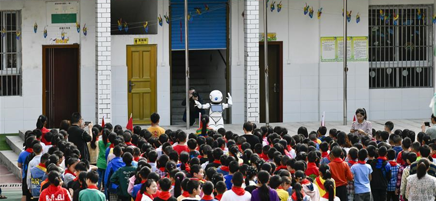 9月2日，在城口县蓼子乡第一中心小学开学典礼上，机器人老师给孩子们上科普教育课。9月2日开学第一天，地处重庆市城口县大山深处的蓼子乡第一中心小学迎来了一位机器人老师。据介绍，这款教育智能机器人由蓼子乡第一中心小学的对口帮扶学校——重庆市九龙坡区重庆铁路小学联合重庆智加美科技有限公司提供。机器人老师深入到蓼子乡第一中心小学及其附属村小开展为期一天科普教育课，旨在让偏远地区的孩子普及人工智能等相关知识，开拓眼界。