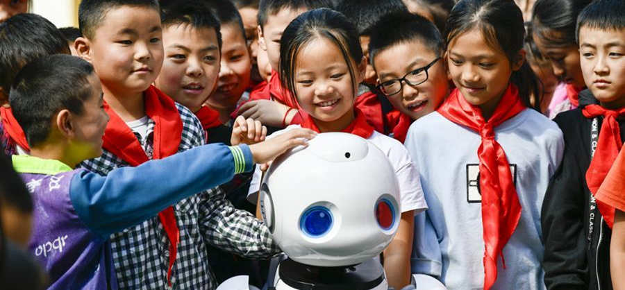 9月2日，在城口县蓼子乡第一中心小学开学典礼上，机器人老师和孩子们进行互动交流。