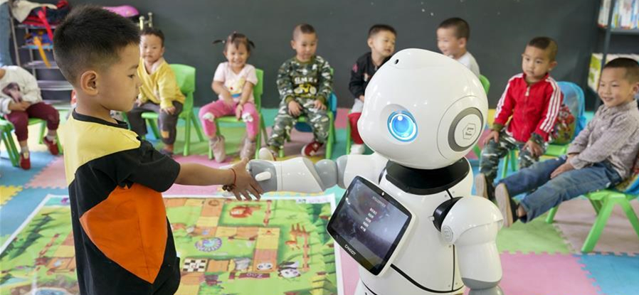 9月2日，在城口县蓼子乡第一中心小学附属的乡村小学莲花小学开学典礼上，机器人老师在和乡村小学的孩子进行互动交流。