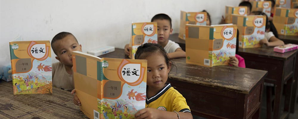 孩子们在新学校，领取了新课本，开始了新学期。