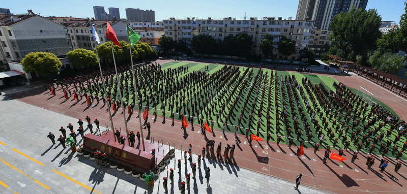        9月16日，呼和浩特市玉泉区五塔寺东街小学少年军校学员在“铭记历史 勿忘国耻”活动上吹响红领巾集结号。当日，在“九一八”纪念日前夕，呼和浩特市玉泉区五塔寺东街小学少年军校举行“铭记历史 勿忘国耻”为主题的爱国主义教育活动，通过讲抗日英雄故事、诵读抗战家书、参观红色文化展览等方式，告诫学生铭记历史，勿忘国耻。