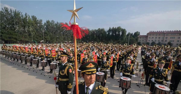 联合军乐团的战士们正在训练。本次联合军乐团一共将演奏50余首乐曲，是历次阅兵中演奏乐曲最多的一次。