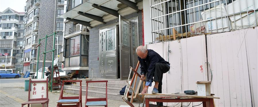 10月9日，在南昌市青山湖区湖坊镇肖坊村，李树子在家中制作和修理椅子、板凳。