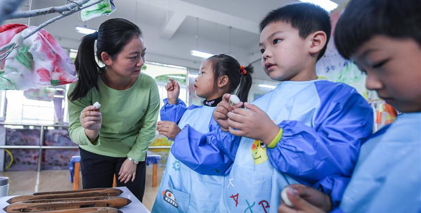 老师在“七彩课堂”给孩子们介绍传统蚕丝工艺的知识。