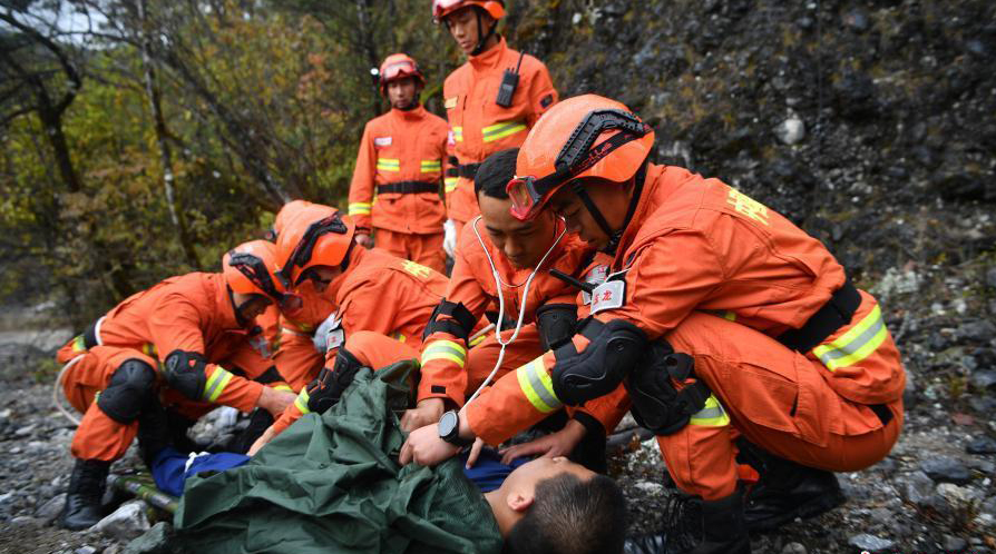 10月27日，国家综合性消防救援队伍组建一周年主题采访团走进丽江市，跟随丽江市森林消防支队玉龙大队指战员来到他们靠前驻防守护的玉龙雪山景区，聚焦玉龙雪山的守护者。图为玉龙大队的指战员在玉龙雪山景区腹地进行山岳救援演练，消防员对“意外坠崖游客”进行救护。