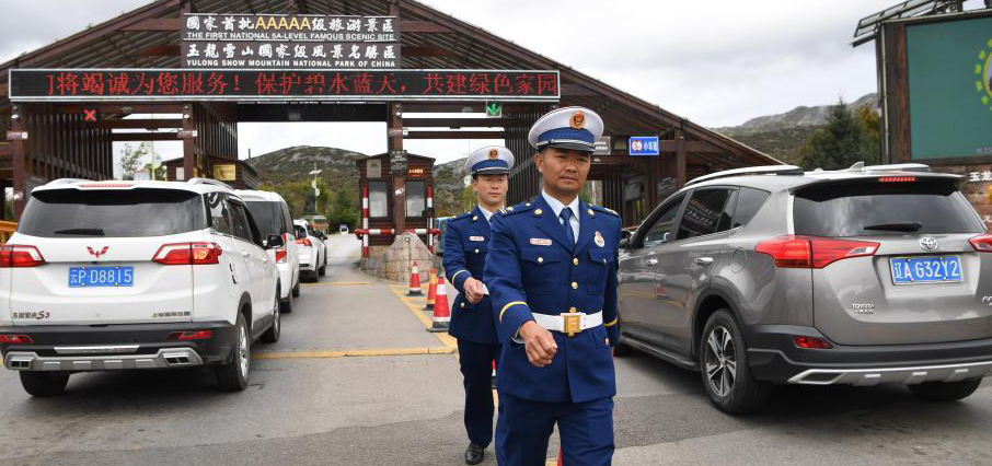 10月27日，国家综合性消防救援队伍组建一周年主题采访团走进丽江市，跟随丽江市森林消防支队玉龙大队指战员来到他们靠前驻防守护的玉龙雪山景区，聚焦玉龙雪山的守护者。图为玉龙大队的指战员在游客进入玉龙雪山景区前，收缴过往车辆火源火种，并进行防火宣传。