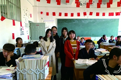 北京大学第21届研究生支教团云南分团成员在课间合影_b