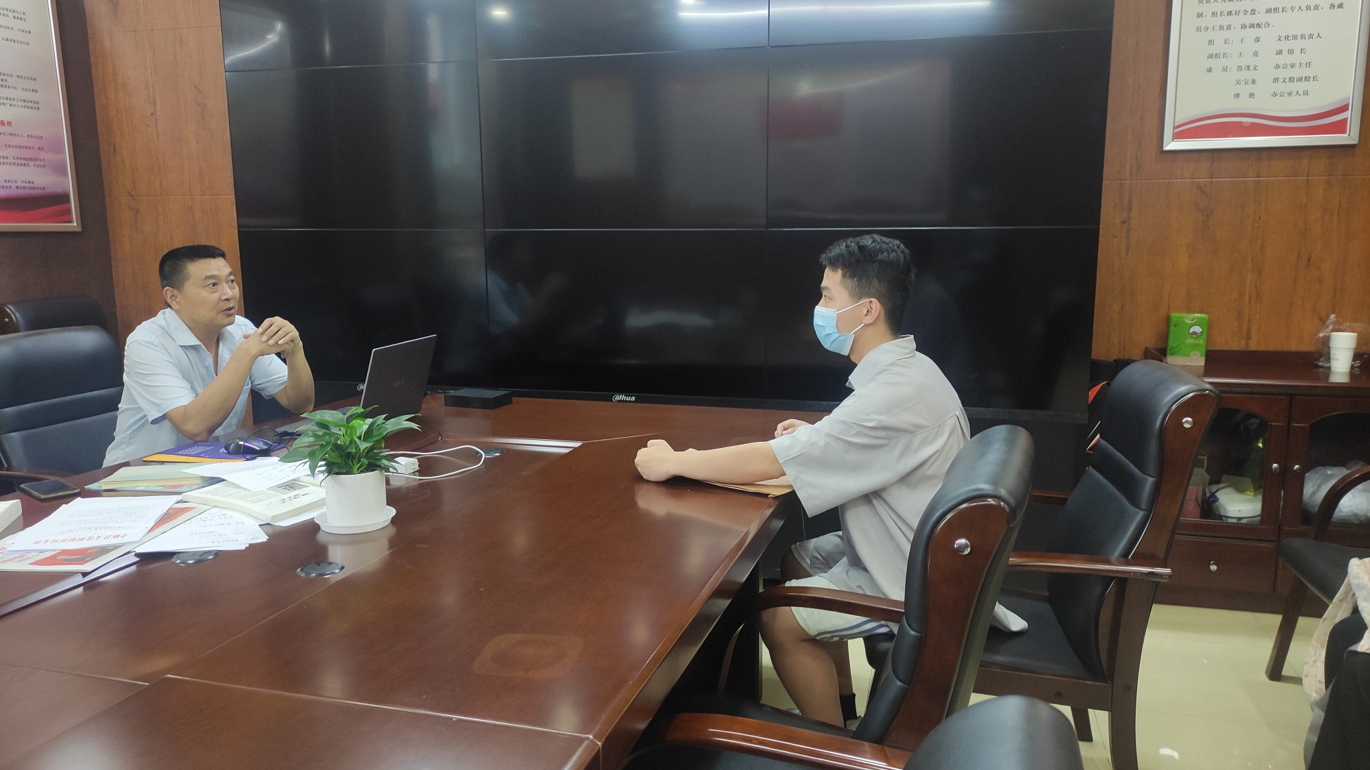 (图为调研小组组长与文化馆负责人的谈话场景 曹灿摄)
