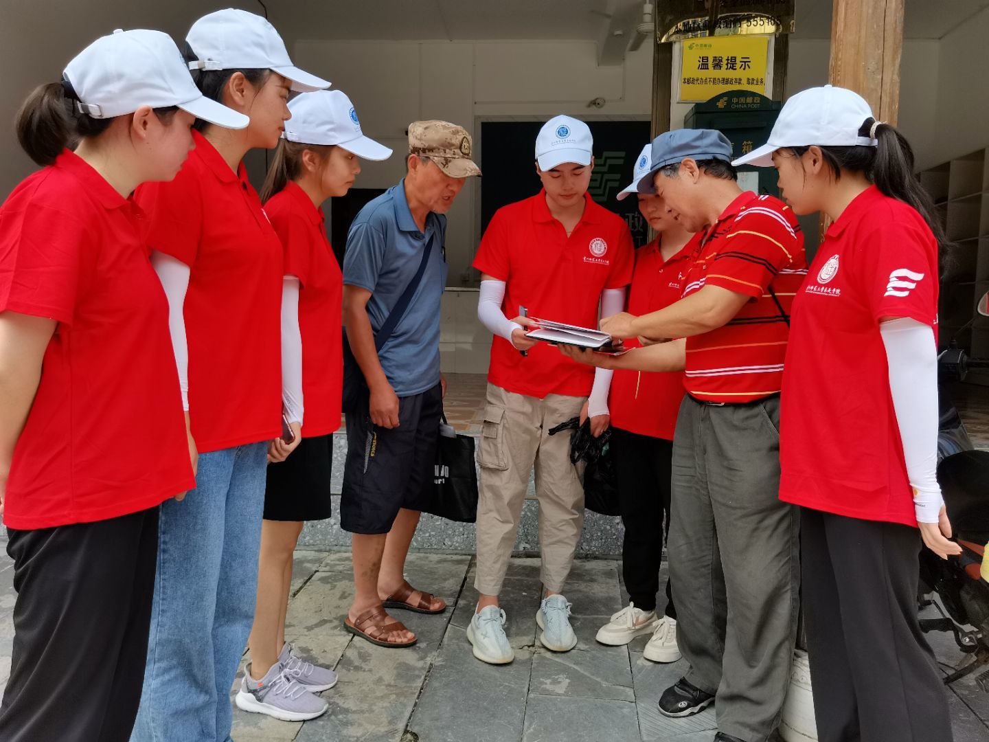 图为老人们向实践团队员展示集邮册