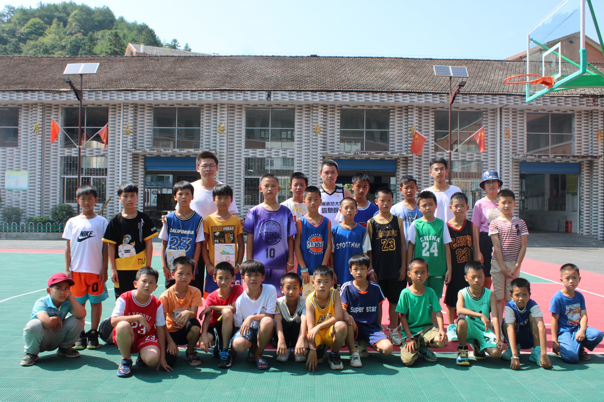 队员与参加篮球比赛的学生们合影