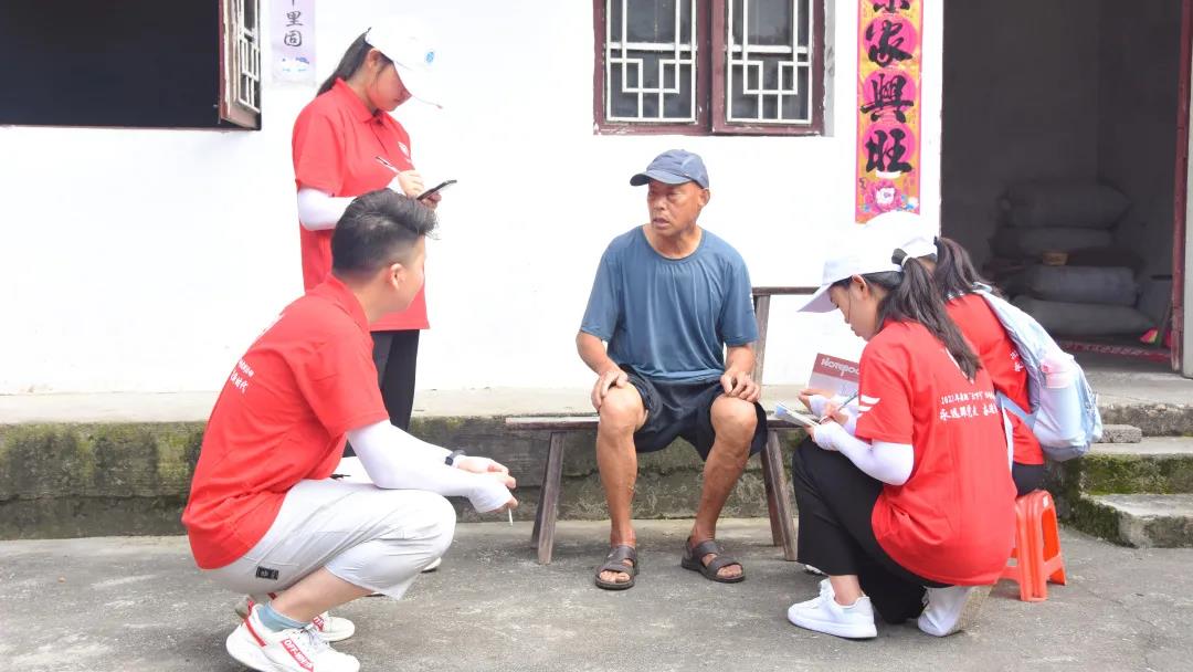 图为实践团调研队拜访”光荣在党50年”的老党员陈正永
