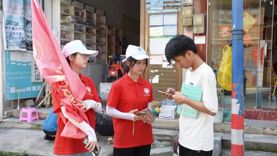 图为实践团队员在甘溪乡集市进行随机调研 (2)