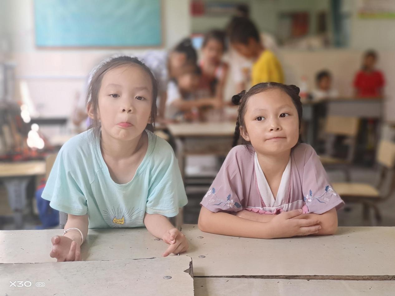 课间休息时的两个小女孩